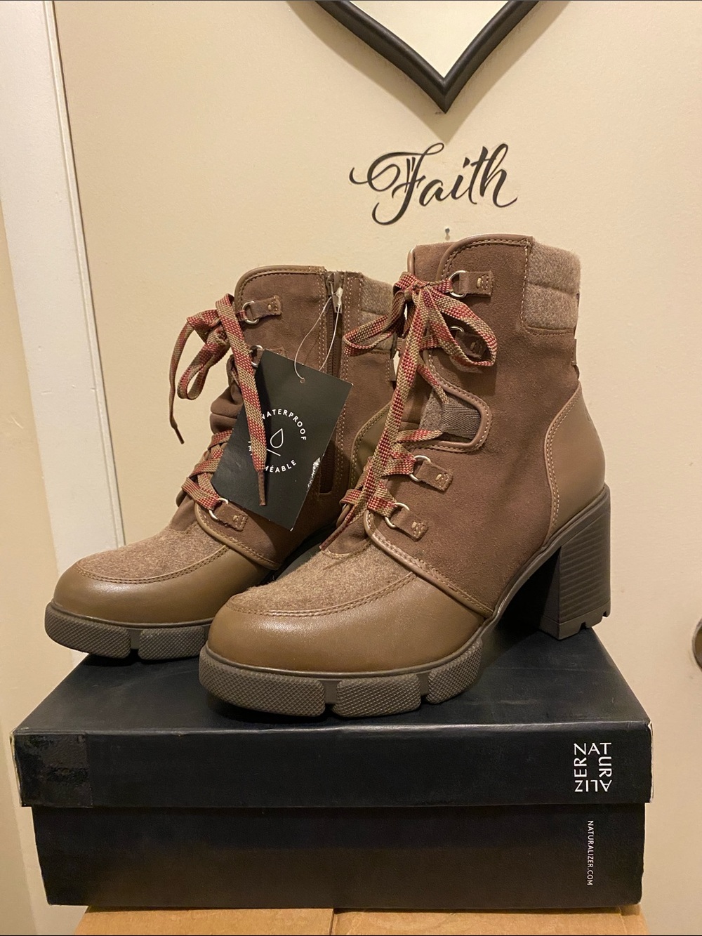 Naturalizer Myla Sweet-wood Taupe Lace-Up Chunky Heel Ankle Boots. 8.5